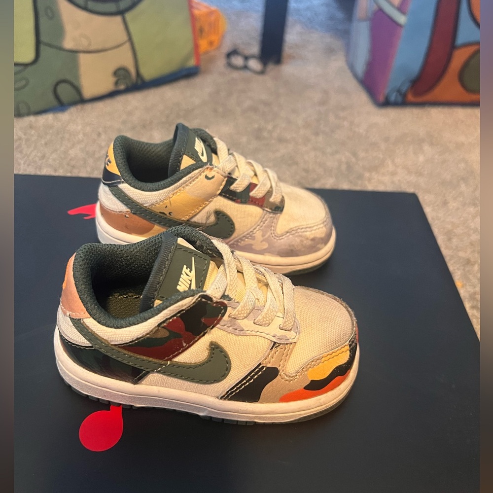 Kids camo dunks. Good condition.